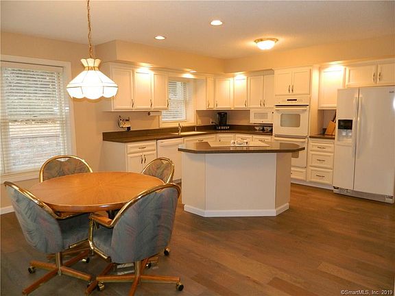 5th image of 6 Stonemeadow Ln