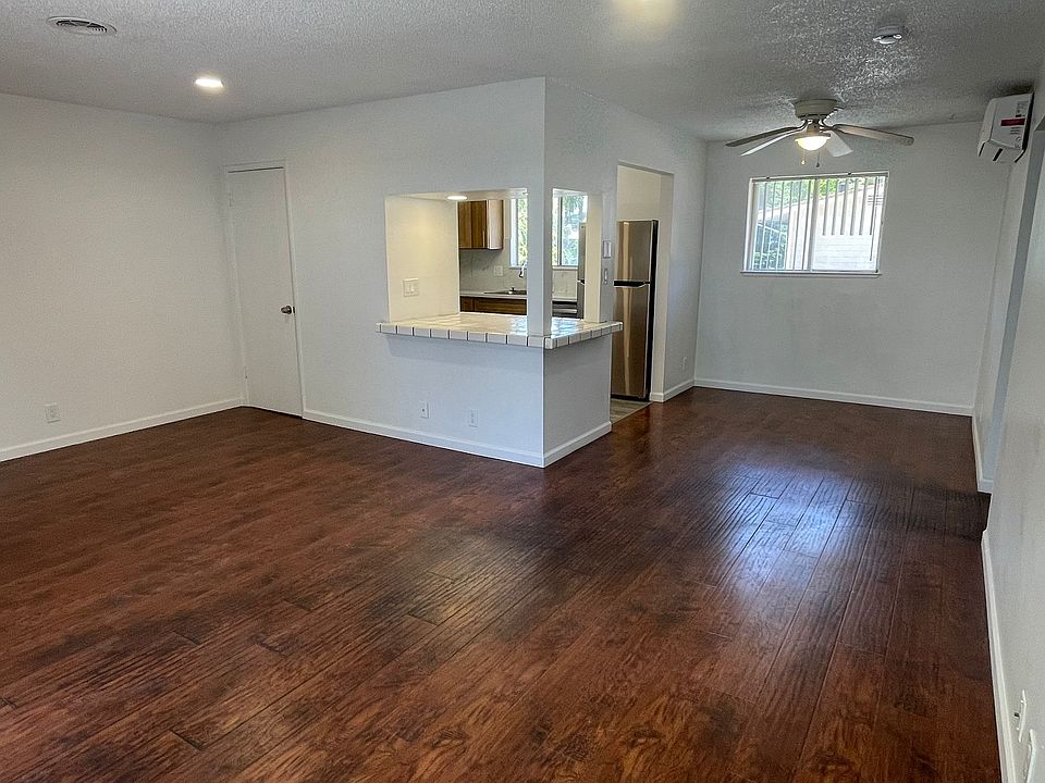 22 Large Living room w separate Dining room