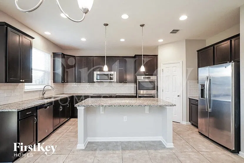 5 bed, 2.5 bath, 2937 sqft, $3,410 — Photo 4