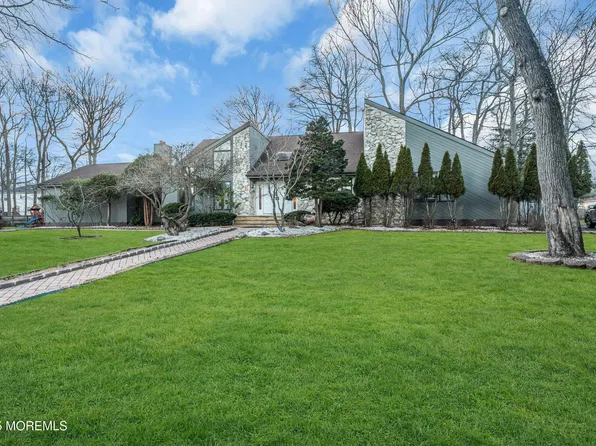 8 Ross Court, Oakhurst, NJ 07755