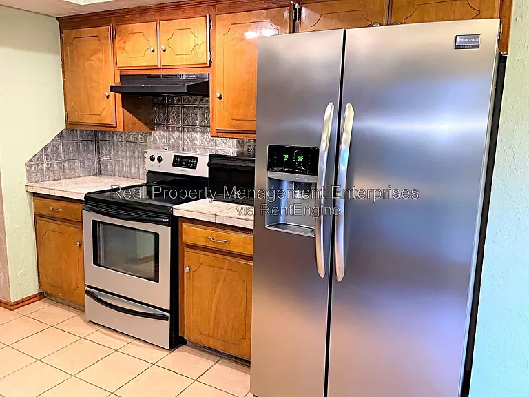 204 W 10th St — Photo 14