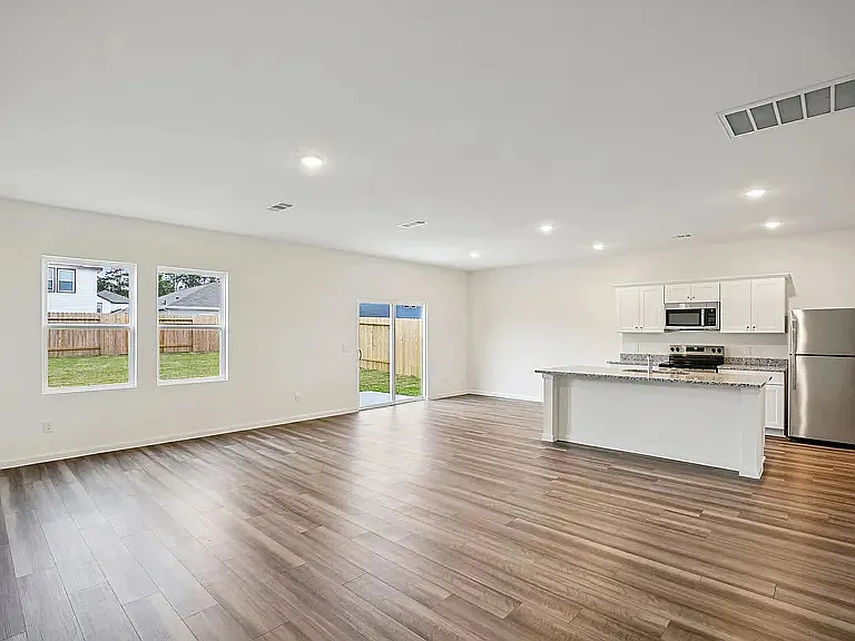 2204 Burnwood St — Photo 4