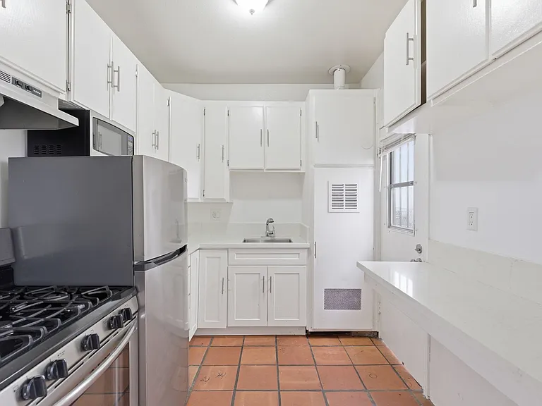979 S. Ardmore Avenue — Photo 3