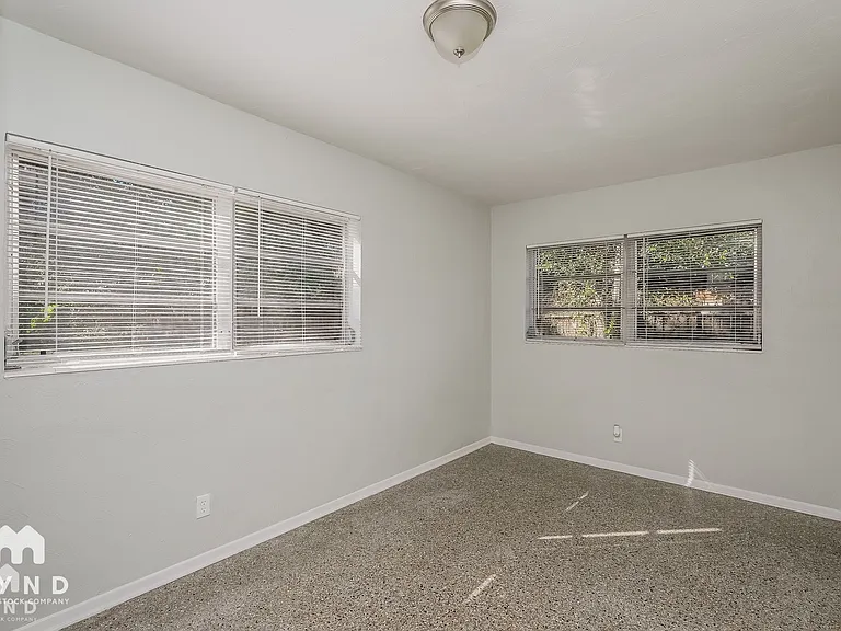 1505 E Genesee St — Photo 12