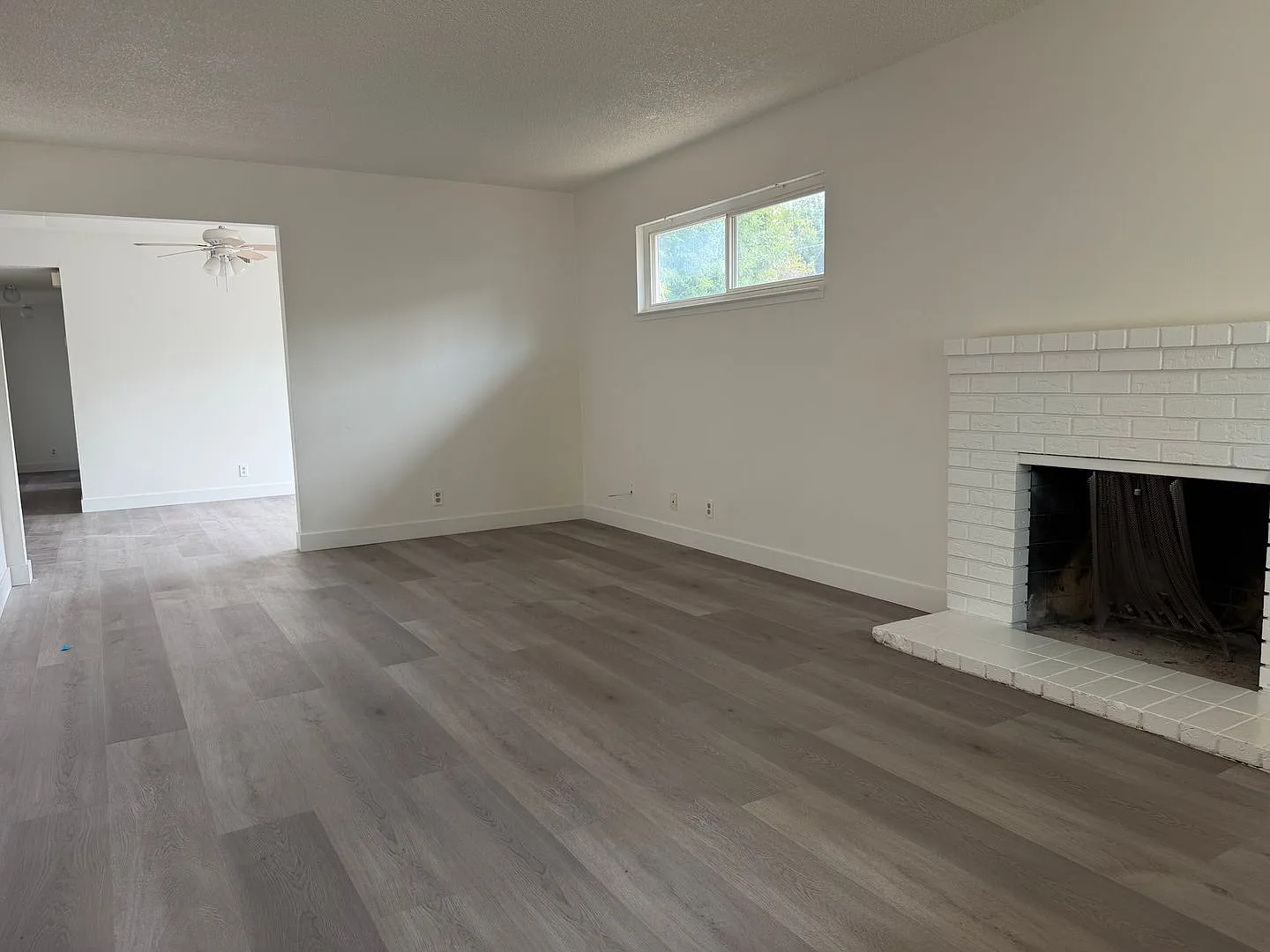 Recently Renovated 1050 soft. 3 Bedroom 2 Bathroom 1/2 Plex In Rancho Cordova For Rent — Photo 3