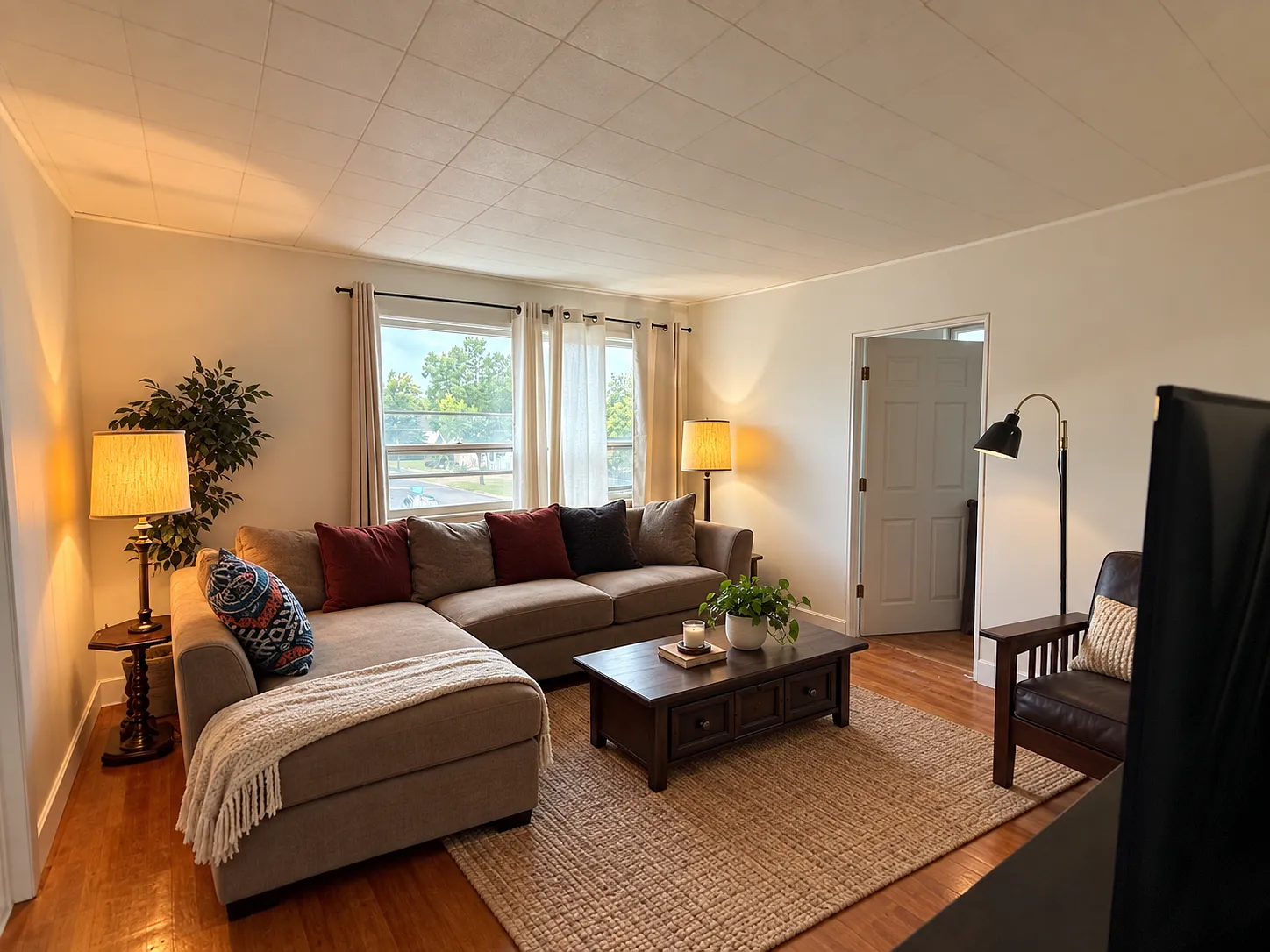 4 bed, 1320 sqft, $4,400 — Photo 1