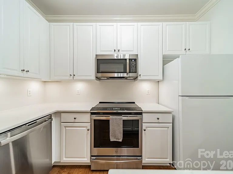 642 E 9th St — Photo 10