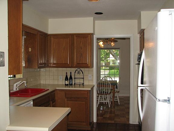 4th image of 3558 Vancouver Dr