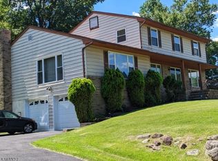 39 Whitewood Dr, Morris Plains, NJ 07950