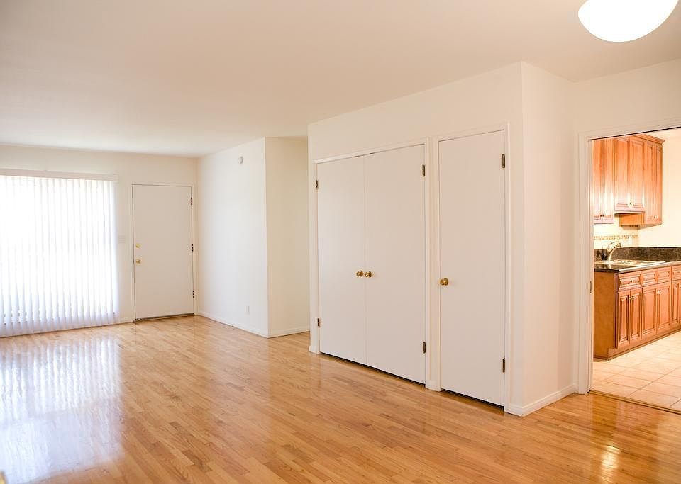 1st image of 2350 Walgrove Ave #1