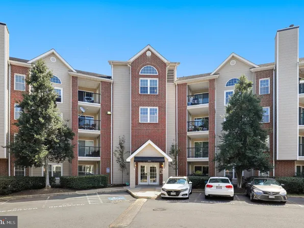 3313 Wyndham Cir APT 2220, Alexandria, VA 22302