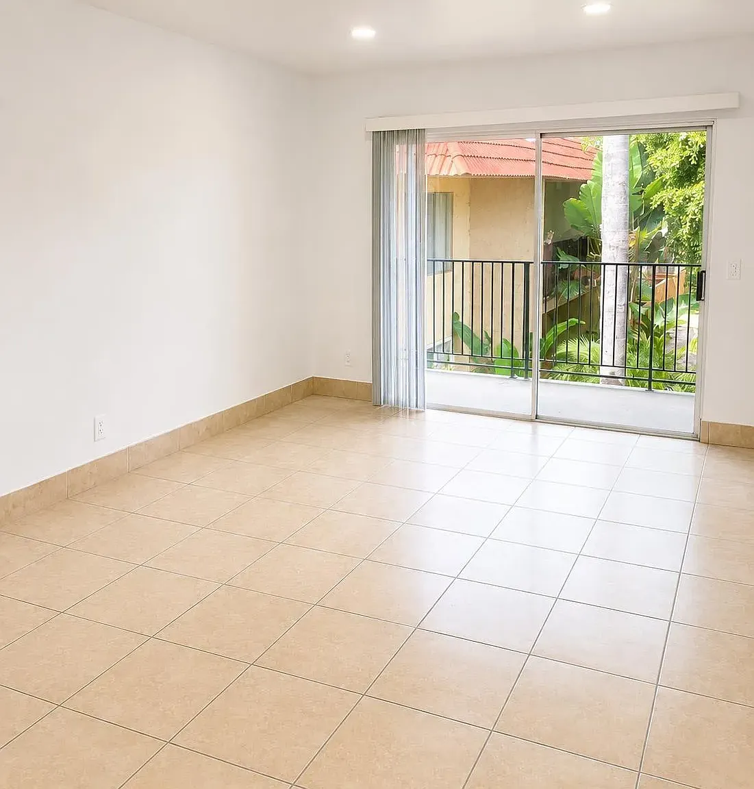 2 bed, 2.0 bath, 896 sqft, $2,400 — Photo 2