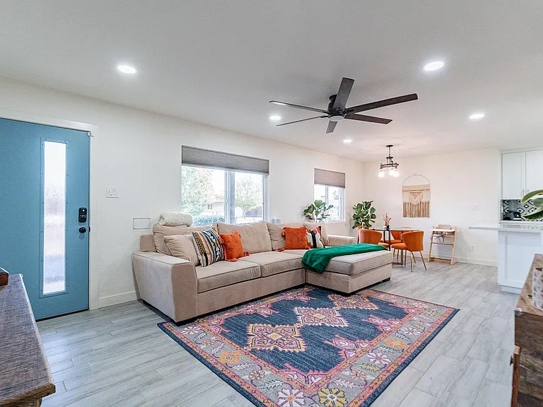 4724 E Polk St — Photo 4