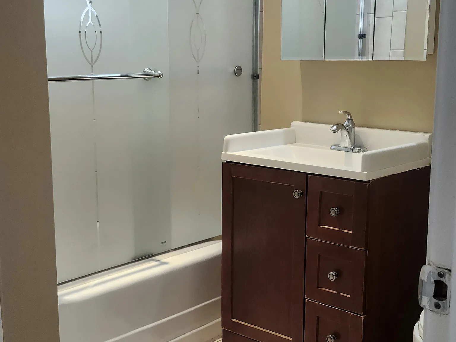 3 bed, 1200 sqft, $1,300 — Photo 2