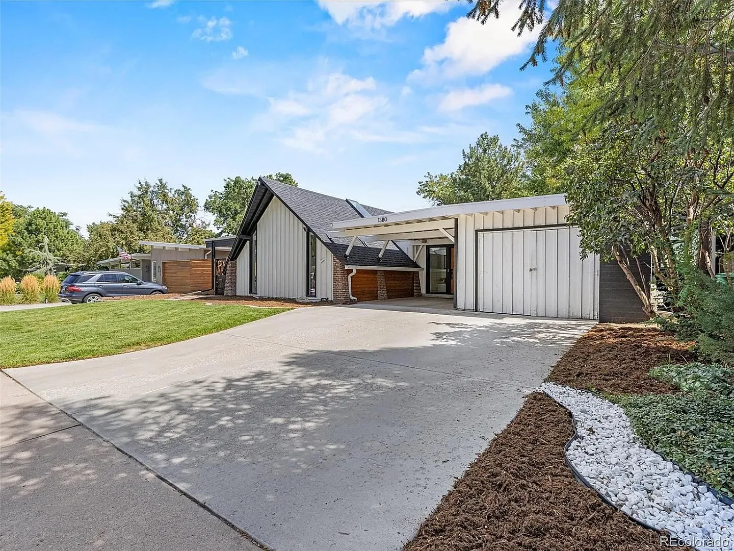 3 bed, 2.0 bath, 1639 sqft — Photo 2