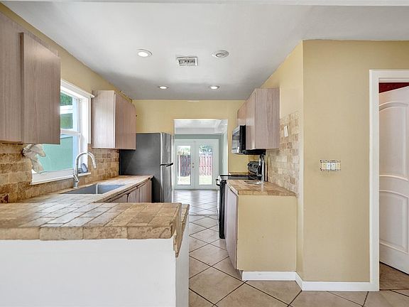 4th image of 1431 SW 27th Court