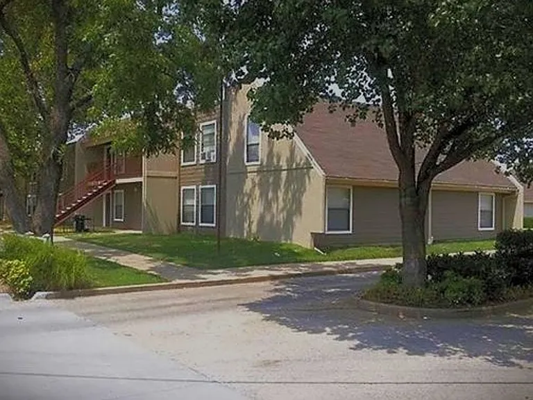 411 W K Pl — Photo 6