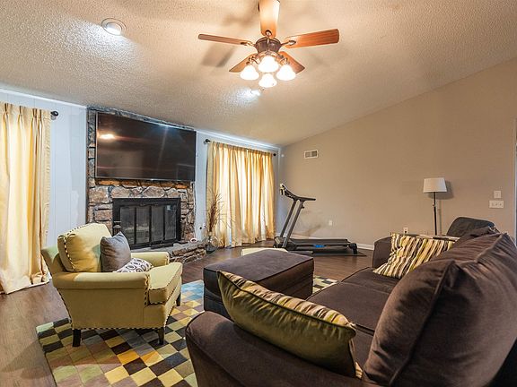 4th image of 2335 Barwyn Pl N