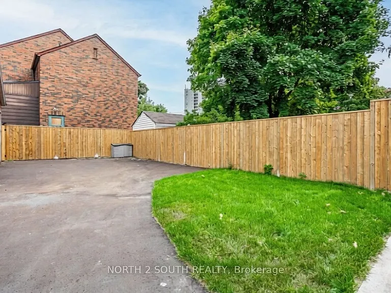 9 Glenvalley Dr #BASEMENT — Photo 2