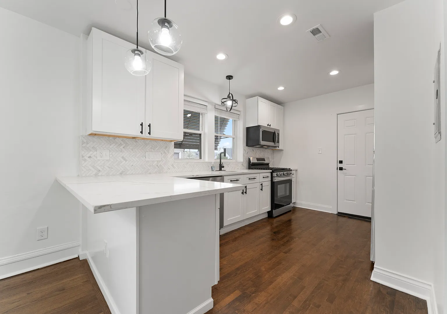 5304 W Cornelia Ave — Photo 3