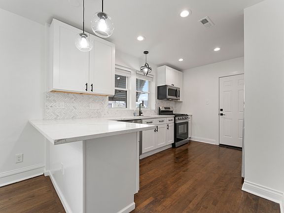 3rd image of 5304 W Cornelia Ave #1