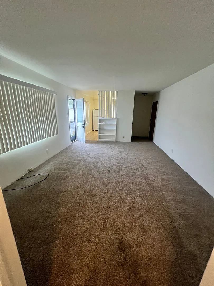 Midtown Ventura - One bedroom, one bath downstairs apartment — Photo 3