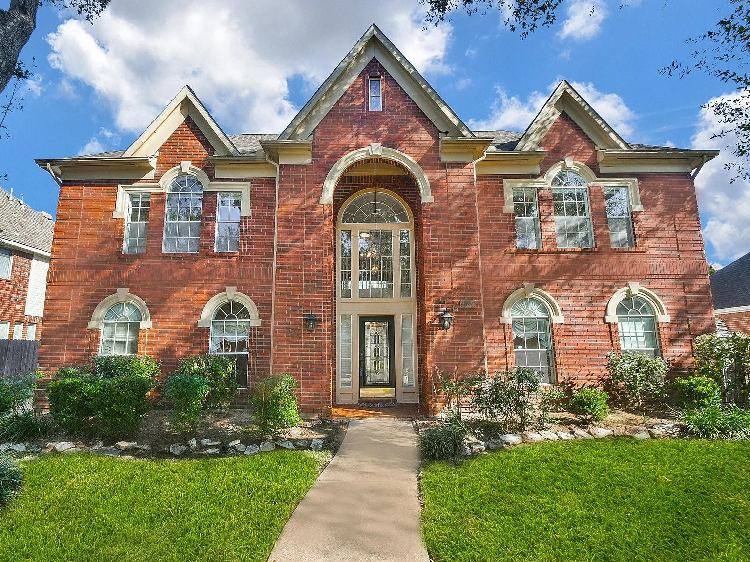 4 bed, 3.5 bath, 3407 sqft, $3,000 — Photo 1