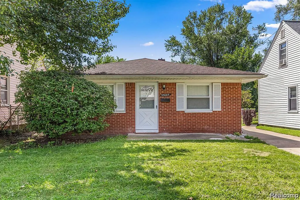 4 bed, 1.5 bath, 1336 sqft, $1,700 — Photo 1