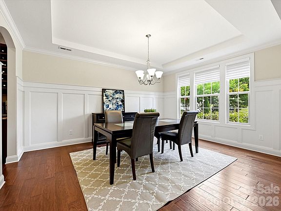 3rd image of 224 Kingsdown Ave