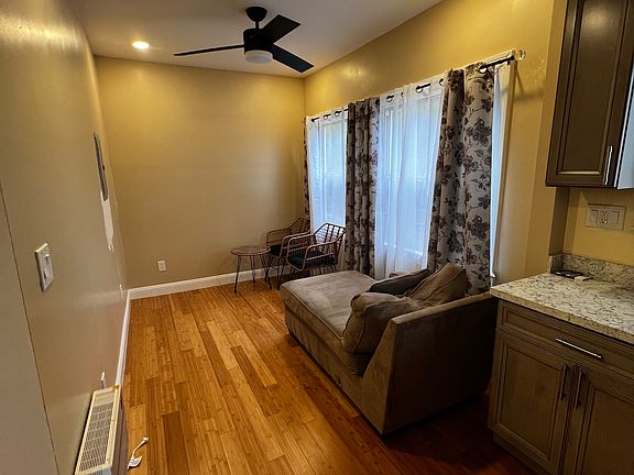 4th image of 879 32nd St APT 2