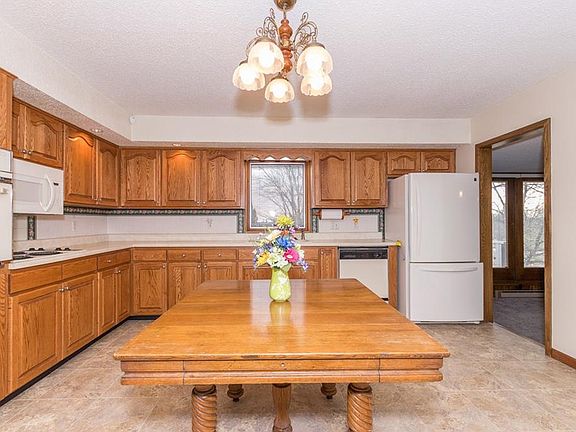 5th image of 700 Crescent Dr