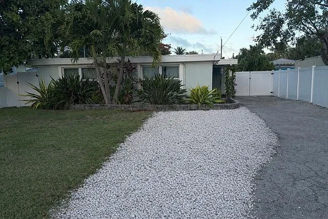 3 bed, 2.0 bath, 1451 sqft, $3,800 — Photo 1