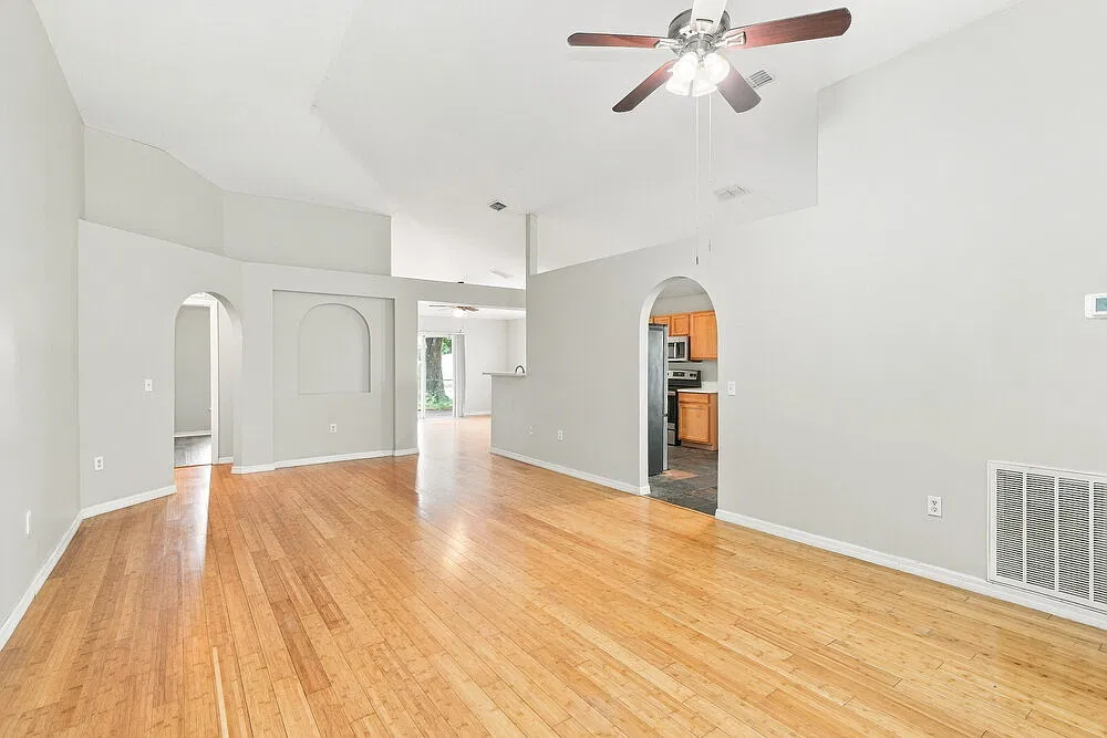 4 bed, 2.0 bath, 2010 sqft, $2,465 — Photo 4