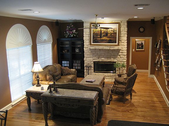 Living Room / FIreplace