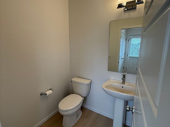 4th image of 5243 21a Ave SW