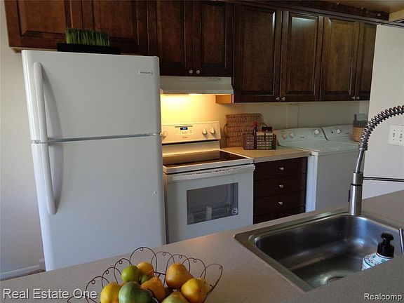 3rd image of 2653 Pineridge Ct