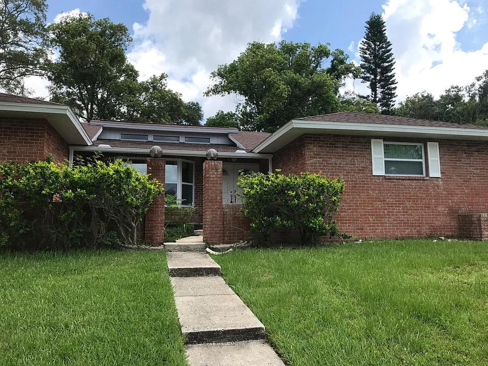 3132 Hillside Ln