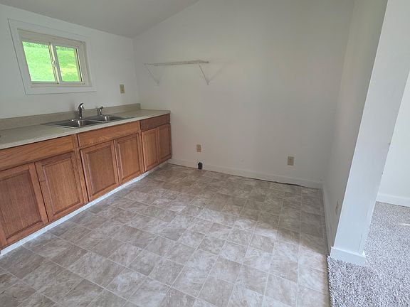 4th image of 1640 Lewis Dr