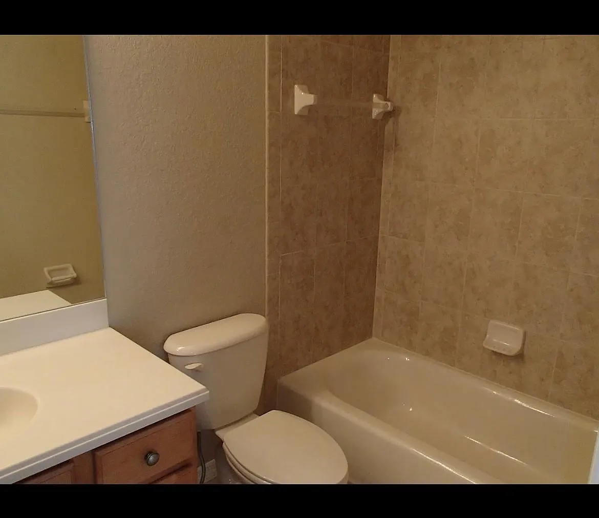 3 bed, 2.5 bath, 1870 sqft, $2,300 — Photo 4