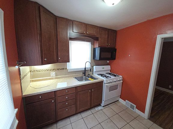 3rd image of 1041 6th St E