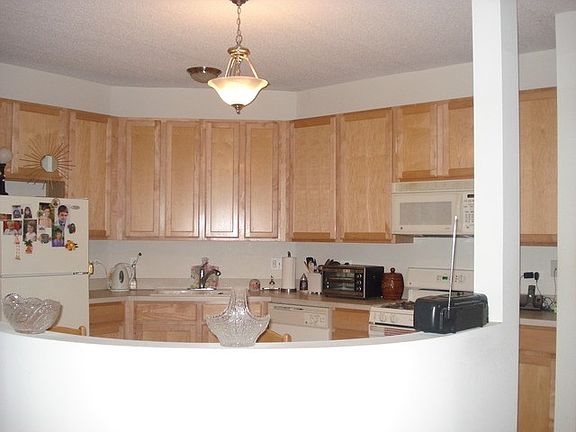 4th image of 715 Astor Ln Unit 406
