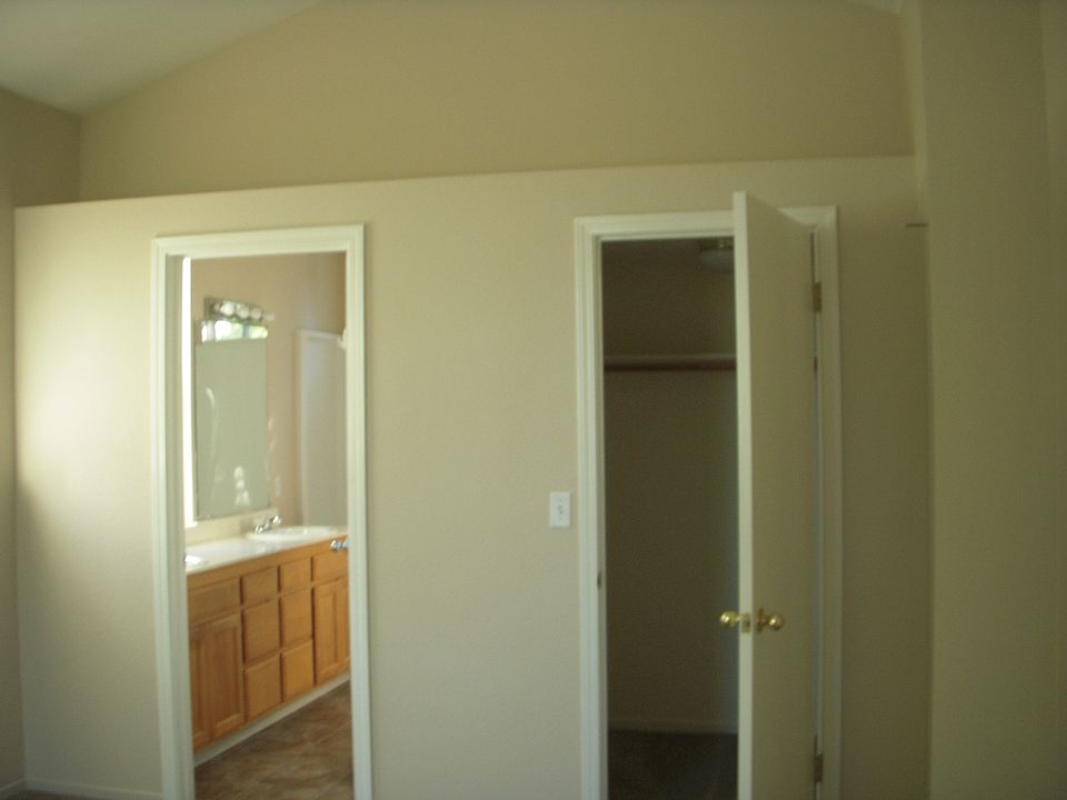 2nd image of 807 Chateau Cir