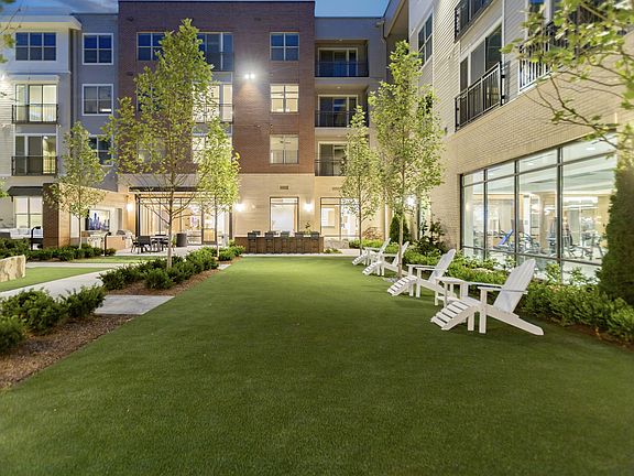 Resident courtyard with ample seating and lush landscaping