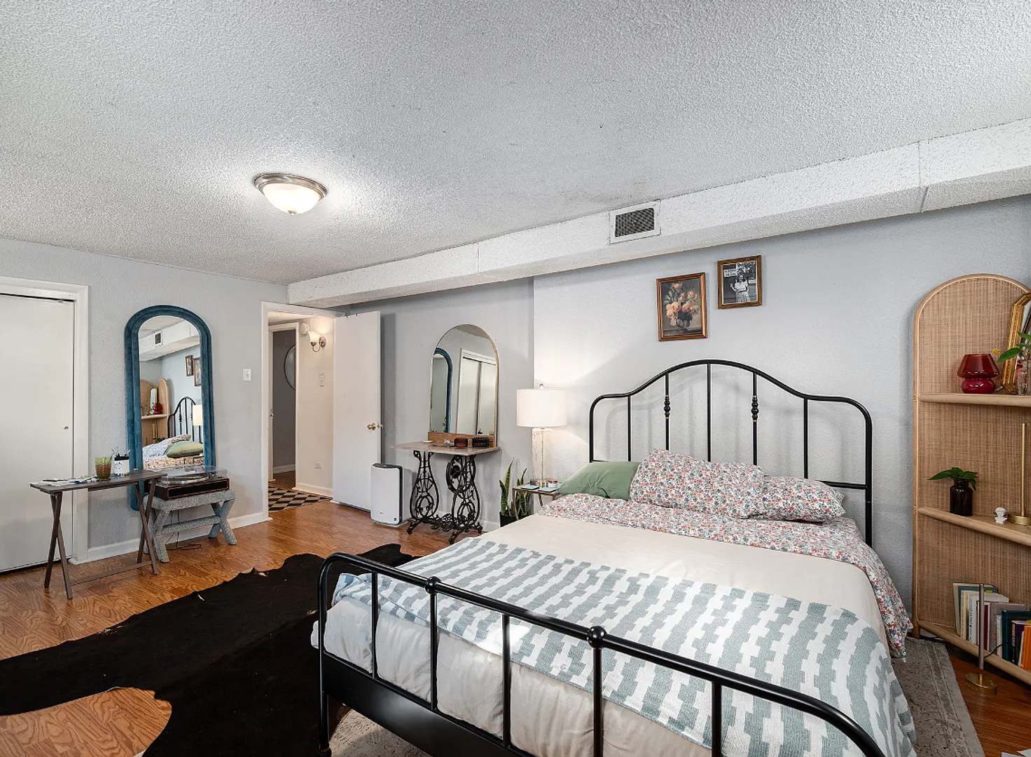 2 Bedroom, 1 Bath Garden Level Unit in Park Hill — Photo 4