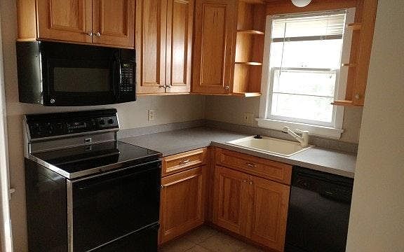 Kitchen w/ appliances