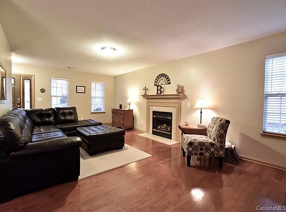 5th image of 675 Montgomery Dr