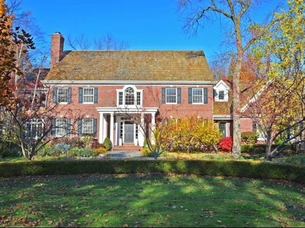 118 E Springwood Ct, Mequon, WI 53092