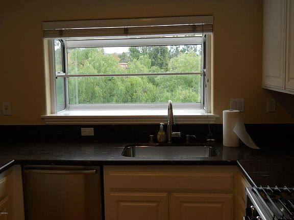 5th image of 640 Warwick Ave