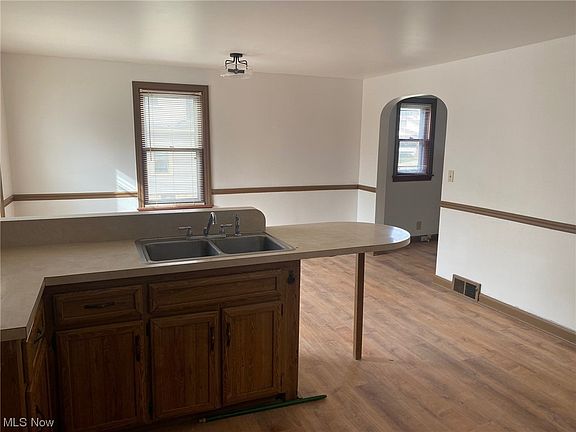 5th image of 247 E Judson Ave