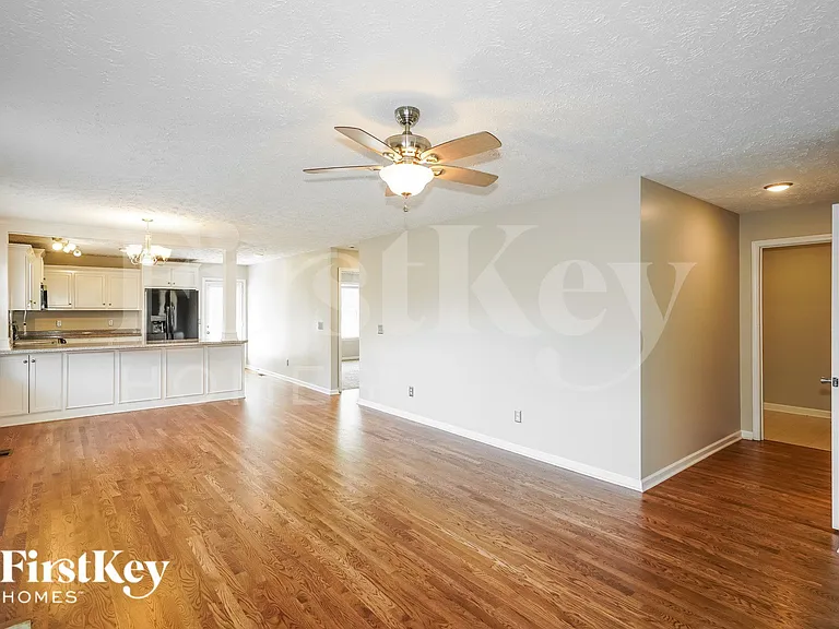 308 Birchclay Point N — Photo 4